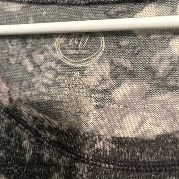 Maurice’s 24/7 Long Sleeve Floral Top - Picture 2 of 3